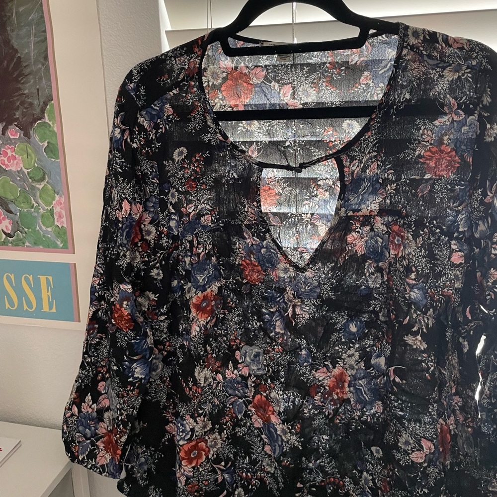 American Eagle: FLOWY Cute blouse top